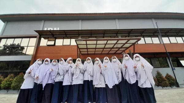 Raih Medali Terbanyak, SMP IDN Boarding School Akhwat Jadi Juara Umum OSI-H 2023