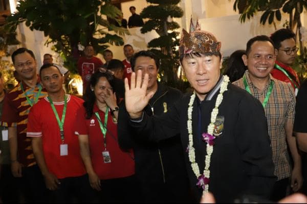 Momen Shin Tae-yong Pakai Blangkon dan Baju Adat di Surabaya, Terlihat Lebih Percaya Diri Momen Shin Tae-yong Pakai Blangkon dan Baju Adat di Surabaya, Terlihat Lebih Percaya Diri