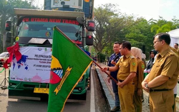 Top! Dadang Supriatna Lepas Ekspor 11 Ton Frozen Fish Food ke Jepang Top! Dadang Supriatna Lepas Ekspor 11 Ton Frozen Fish Food ke Jepang