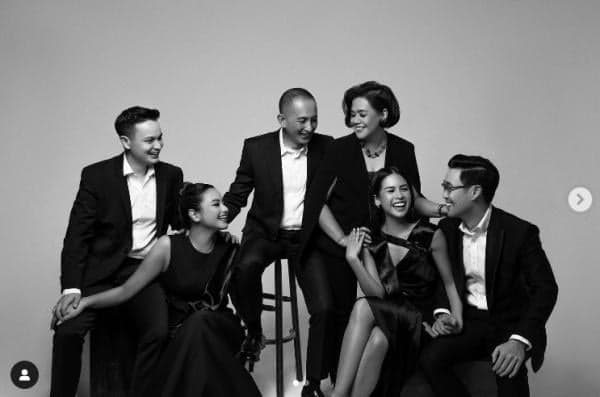 Foto Hitam Putih Klasik Maudy Ayunda dan Keluarganya, Netizen: Sky Castle! Foto Hitam Putih Klasik Maudy Ayunda dan Keluarganya, Netizen: Sky Castle!