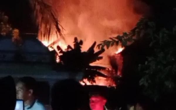 2 Rumah di Purwakarta Kebakaran, Uang Tunai Rp50 Juta di Bawah Kasur Ikut Terbakar 2 Rumah di Purwakarta Kebakaran, Uang Tunai Rp50 Juta di Bawah Kasur Ikut Terbakar