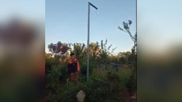 Heboh, Tiang Lampu di Kuburan Bergerak Sendiri Bikin Merinding Heboh, Tiang Lampu di Kuburan Bergerak Sendiri Bikin Merinding