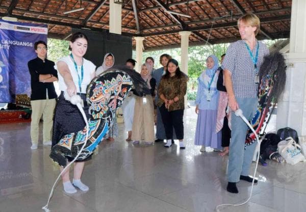 Mahasiswa Western Australia Kenali Budaya hingga Belajar Bahasa di UNESA, Begini Serunya