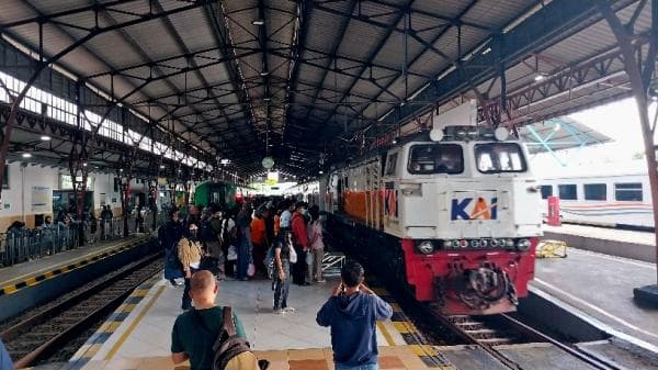 Jadwal Kereta Api Surabaya-Jakarta Lengkap dengan Harga Tiket dan Waktu Tempuh Jadwal Kereta Api Surabaya-Jakarta Lengkap dengan Harga Tiket dan Waktu Tempuh