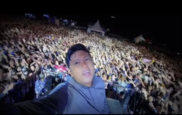 Lagu Alamate Anak Sholeh Denny Caknan Sudah Ditonton 2 Juta Lebih di YouTube, Ini Liriknya! Lagu Alamate Anak Sholeh Denny Caknan Sudah Ditonton 2 Juta Lebih di YouTube, Ini Liriknya!