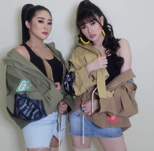 Ini 5 Potret Cantik Duo Anggrek yang Curi Perhatian Usai Lagu Cikini Gondangdia Viral Ini 5 Potret Cantik Duo Anggrek yang Curi Perhatian Usai Lagu Cikini Gondangdia Viral