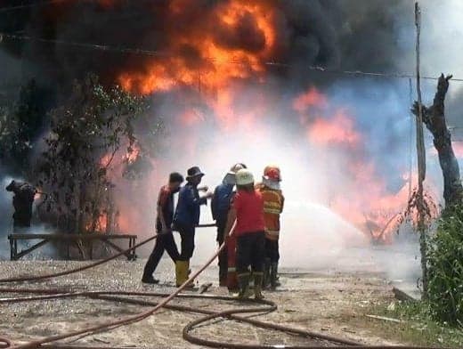 Masyarakat Terkejut! Gudang Oli dan Ban di Serpong Tangerang Selatan Meledak