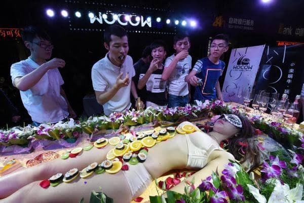 Intip Tradisi Unik Nyotaimori, Meletakan Sushi di Tubuh Wanita Telanjang Intip Tradisi Unik Nyotaimori, Meletakan Sushi di Tubuh Wanita Telanjang