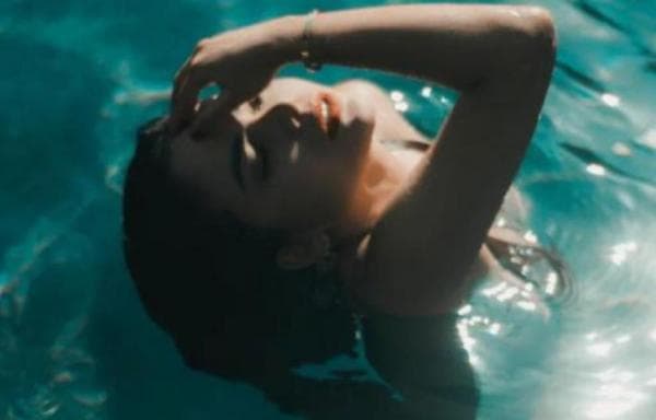 5 Potret Hot Dinar Candy Mandi di Sungai Pakai Bikini, Netizen Ramai 5 Potret Hot Dinar Candy Mandi di Sungai Pakai Bikini, Netizen Ramai