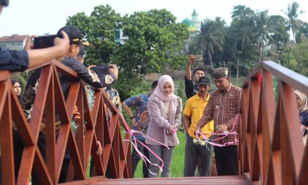 Dosen Poliwangi Ciptakan Jembatan Kayu Unik, Bisa Jadi Lokasi Wisata Desa