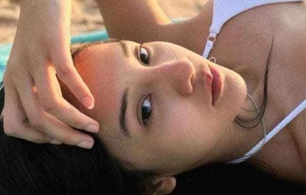 Potret Hot Anya Geraldine Pakai Bikini Rebahan di Pantai, Netizen Salfok Potret Hot Anya Geraldine Pakai Bikini Rebahan di Pantai, Netizen Salfok