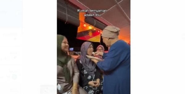 Viral ! Video Ibu Suapi Anak-Anaknya Sudah Berusia Paruh Baya, Netizen Terharu Viral ! Video Ibu Suapi Anak-Anaknya Sudah Berusia Paruh Baya, Netizen Terharu