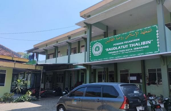6 Fakta Pesantren Raudlatut Thalibin Tugu, Pesantren Mahasiswa Tertua Dekat UIN Walisongo 6 Fakta Pesantren Raudlatut Thalibin Tugu, Pesantren Mahasiswa Tertua Dekat UIN Walisongo