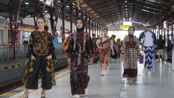 Pekan Ini Ada Skybridge Fashion Walk di Stasiun Purwokerto, Angkat Kekayaan Batik dan UMKM Banyumas