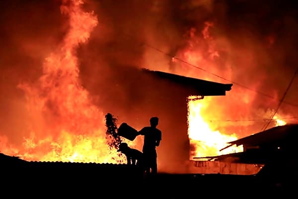 Rumah Panggung Hangus Terbakar di Pandeglang, Seorang Kakek Tewas Rumah Panggung Hangus Terbakar di Pandeglang, Seorang Kakek Tewas