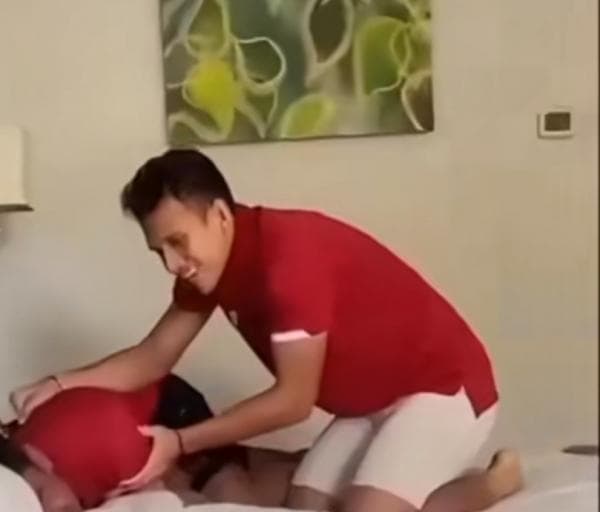 Kocak! Egy Tirukan Pratama Arhan Bangunkan Istrinya Azizah, Pemain Lain Langsung Tertawa Kocak! Egy Tirukan Pratama Arhan Bangunkan Istrinya Azizah, Pemain Lain Langsung Tertawa