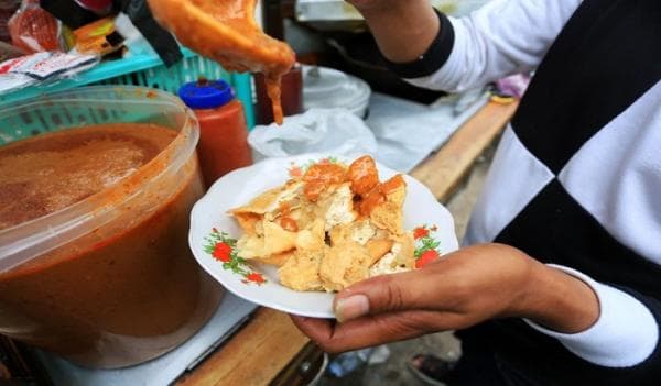 5 Jajanan Kaki Lima Berbumbu Saus Kacang di Bandung, Dijamin Endul!