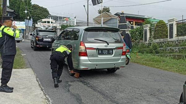 Tim Ganjal Ban Bantu Pengendara di Tanjakan Ekstrem Candi Cetho Karanganyar Tim Ganjal Ban Bantu Pengendara di Tanjakan Ekstrem Candi Cetho Karanganyar