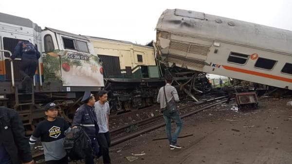 KA Turangga Bertabrakan Dengan KA Lokal Baraya, Gerbong Penumpang Terguling di Cicalengka