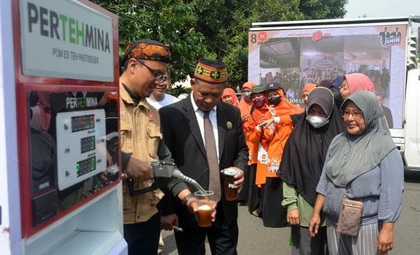 4.700 Orang di 20 Titik Ciptakan Rekor Minum Es Teh Serentak dengan Peserta Terbanyak