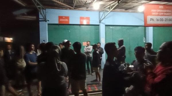 Pelayanan Mengecewakan, Puluhan Warga Sragen Geruduk Kantor Jasa Pengiriman Paket SPX Express Pelayanan Mengecewakan, Puluhan Warga Sragen Geruduk Kantor Jasa Pengiriman Paket SPX Express
