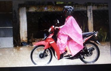 Bahaya Pakai Jas Hujan Ponco bagi Pengendara Motor, Jangan Anggap Enteng Bahaya Pakai Jas Hujan Ponco bagi Pengendara Motor, Jangan Anggap Enteng