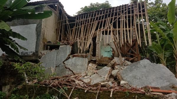 Diguyur Hujan Lebat, Dapur dan Kamar Mandi Rumah Warga di Ratawangi Ciamis Ambruk