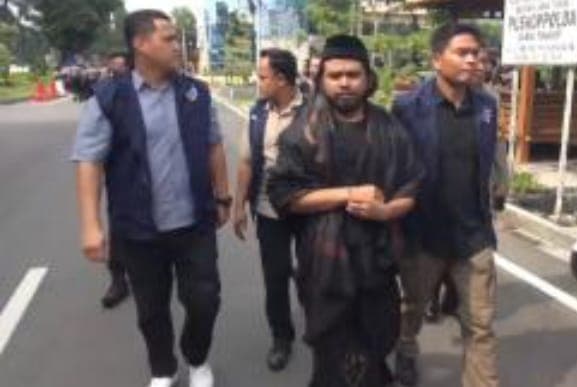 Viralkan Aliran Sesat Boleh Tukar Pasangan, Gus Samsudin Dijemput Paksa Polisi Viralkan Aliran Sesat Boleh Tukar Pasangan, Gus Samsudin Dijemput Paksa Polisi