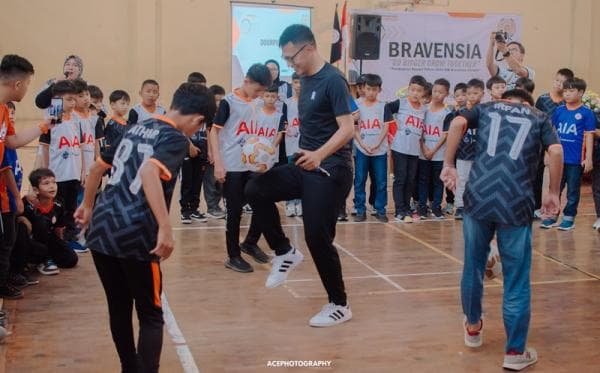 Legenda Sepak Bola Zaenal Arif Meriahkan Pembagian Rapor SSB Bravensia Cimahi Legenda Sepak Bola Zaenal Arif Meriahkan Pembagian Rapor SSB Bravensia Cimahi