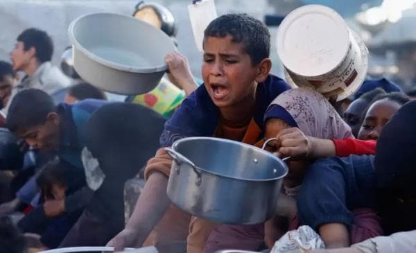 Kisah Pilu Anak-anak Palestina, Menangis Kelaparan Berebut Makanan untuk Berbuka Puasa Kisah Pilu Anak-anak Palestina, Menangis Kelaparan Berebut Makanan untuk Berbuka Puasa