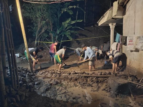 Empat Lokasi di Desa Tambak Ukir Terjadi Longsor, Salah Satunya tutup Akses Jalan Empat Lokasi di Desa Tambak Ukir Terjadi Longsor, Salah Satunya tutup Akses Jalan