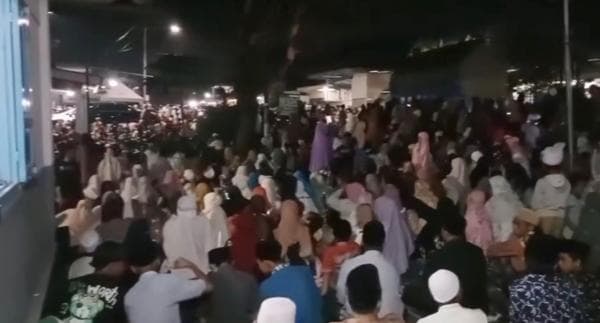 Ikut Shalat Tarawih Dibagi Uang Rp50 Ribu, Jamaah Membeludak Bikin Macet Jalan Ikut Shalat Tarawih Dibagi Uang Rp50 Ribu, Jamaah Membeludak Bikin Macet Jalan