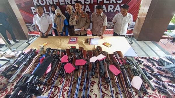 Wanita Muda Pemilik Puluhan Pucuk Senjata Api Ilegal dan Ribuan Butir Peluru Diringkus Polisi Wanita Muda Pemilik Puluhan Pucuk Senjata Api Ilegal dan Ribuan Butir Peluru Diringkus Polisi