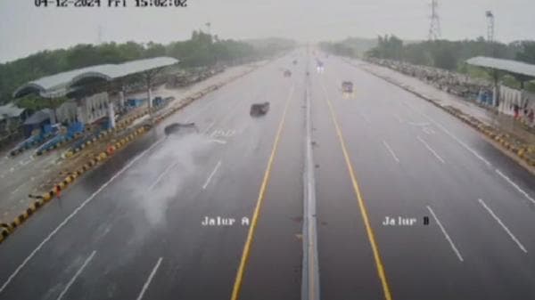 Kecelakaan Hari Ini di Tol Cipali Terekam CCTV, Bayi 6 Bulan Diselamatkan Polisi Kecelakaan Hari Ini di Tol Cipali Terekam CCTV, Bayi 6 Bulan Diselamatkan Polisi