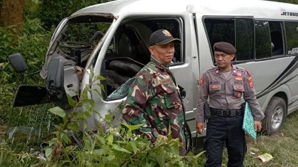 Rombongan Wisatawan Asal Karawang Alami Kecelakaan di Cisurupan Garut