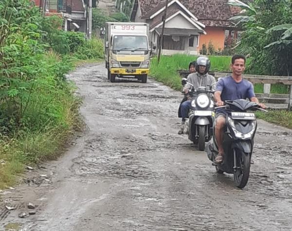 Puluhan Tahun Tidak Dibangun, Warga Keluhkan Kondisi Jalan Jembatan Kayu-Wanasalam Lebak Rusak Parah