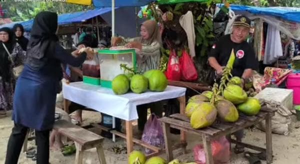 Libur Lebaran, Pedagang Kelapa dan Sewa Ban di Pantai Carita Raup Cuan hingga Ratusan Ribu per Hari