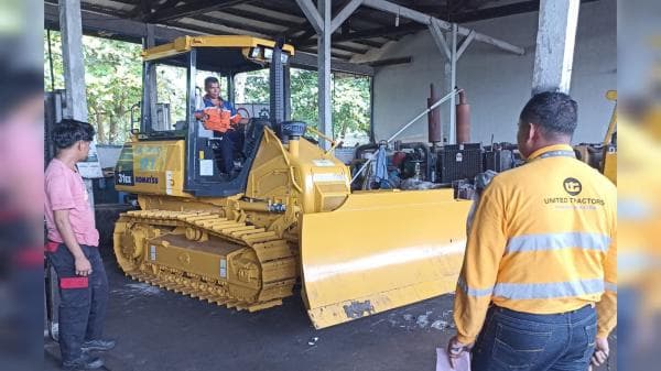 Tingkatkan Kapasitas Bongkar Muat, Pelindo Terminal di Branch Dumai Tambah 2 Unit Mini Bulldozer 