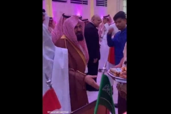 Momen saat Imam Masjidil Haram Syekh Sudais Bertanya ‘Mana Indomie? di Arab Saudi Momen saat Imam Masjidil Haram Syekh Sudais Bertanya ‘Mana Indomie? di Arab Saudi