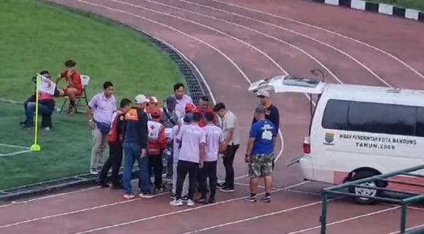Terjatuh, Pemain PSGC Ciamis Aldi Imron Dibawa dengan Ambulans ke RS Halmahera