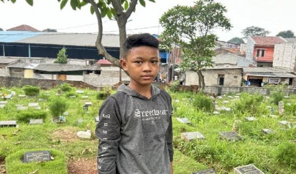 Kisah Rizal, Bocah Kelas 3 SD Mengais Rezeki dari Membersihkan Makam demi Biaya Sekolah