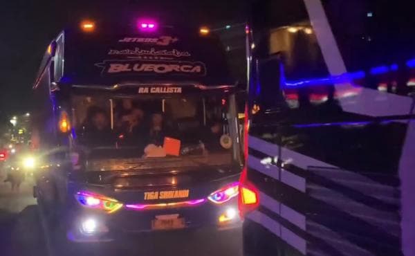 Dua Bus SMK Lingga Kencana Tiba di Depok, Keluarga Histeris Sambut Anak dan Guru yang Selamat Dua Bus SMK Lingga Kencana Tiba di Depok, Keluarga Histeris Sambut Anak dan Guru yang Selamat