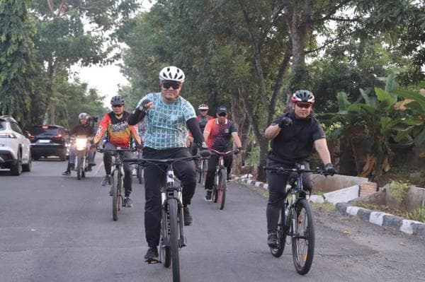 Pastikan Keamanan Diwilayanya, Kapolres Lamongan Pantau Situasi Sambil  Gowes Pagi