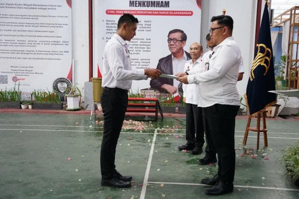 Ronald Lumbuun Serahkan 16 SK Pengangkatan CPNS Jajaran Kanwil Kemenkumham Sulut