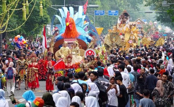 Potret Kemeriahan Parade Kendaraan Hias Puncak Hari Jadi Dekranas 2024