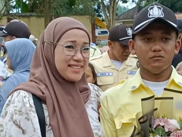 Seorang ibu Menangis Haru Jadir di Pelantikan Anaknya sebagai Satpam Viral