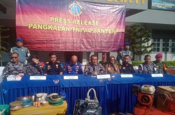 Amankan Kapal Pengebom lkan di Binuangeun, Lanal Banten Gelar Konferensi Pers
