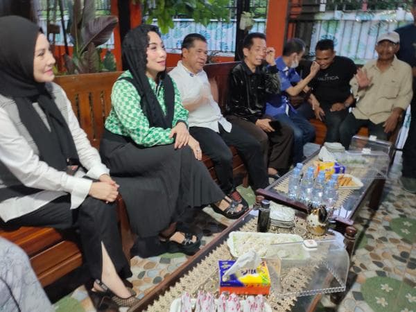Pulkam ke Polman, Siti KDI Didampingi Kakaknya Cici Paramida Bertemu Bebas Manggazali