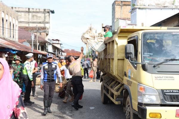 Peduli Lingkungan, Polisi Bersihkan Pasar Tradisional Blangpidie