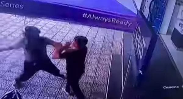 Terekam CCTV! Karyawan Konter HP di Kota Banjar Diserang Pria Berhelm Terekam CCTV! Karyawan Konter HP di Kota Banjar Diserang Pria Berhelm